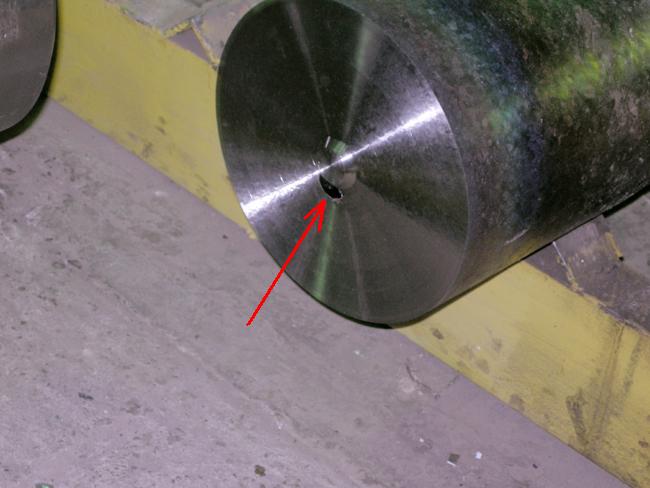 Рис.5. Усадочная раковина (показана стрелкой), выявленная в титановом слитке ультразвуковым дефектоскопом SONATEST 700.